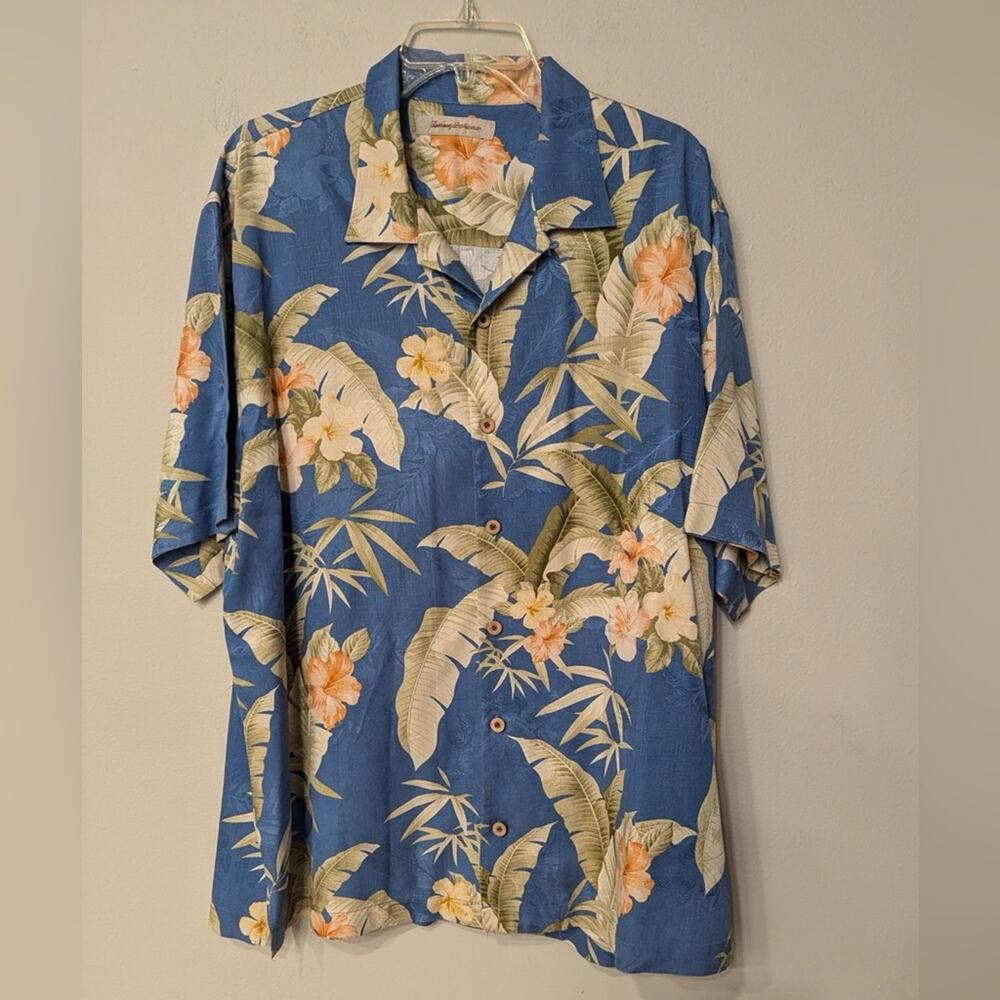 Tommy Bahama Blue Hawaiian Silk Shirt in XL.  In Excellent Preloved Condition!